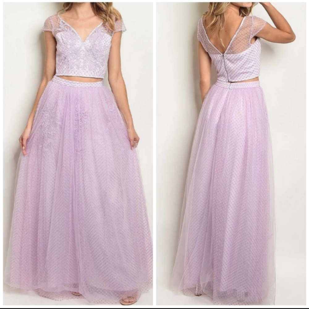 5 ⭐ rated ~ ANGELIC Excellent Quality Lavender 2 Piece Gown